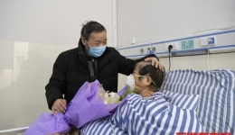 共同戰(zhàn)“疫”丨古稀夫妻出院：“挺過這一關(guān)，我們一起活過100歲！”